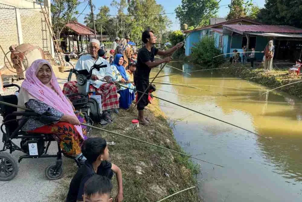 Abdullah (dua dari kiri) dan Siti Aminah (kiri) duduk bersebelahan sambil ditemani anak dan cucu.