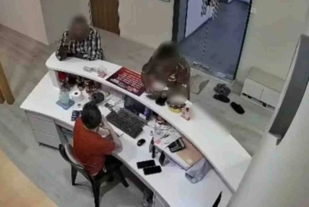 Tangkap layar video rakaman kamera litar tertutup (CCTV) di sebuah pusat urut yang tular di media sosial.