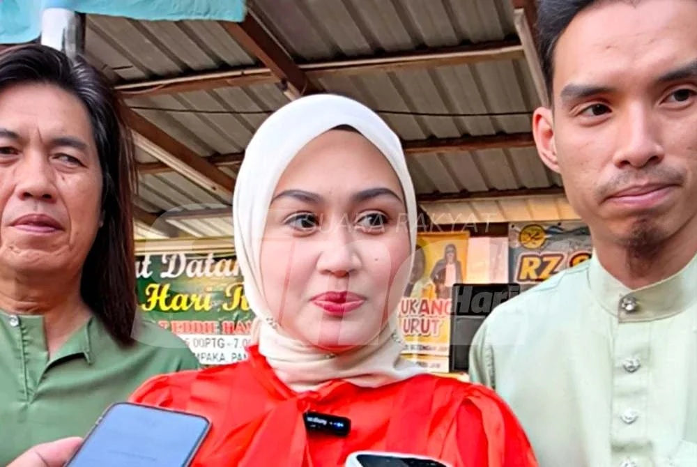 Eda Ezrin (tengah) mencetuskan fenomena baharu bersama rakan duetnya, Den Manja (kanan). Foto: HAZELEN LIANA KAMARUDIN