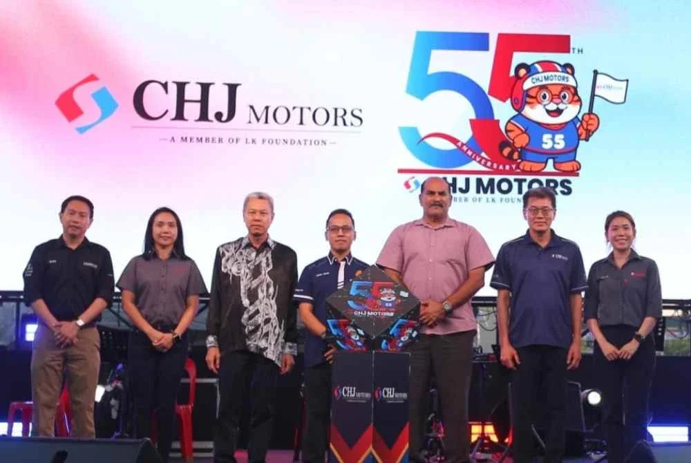 Kok Kean (tiga kiri) bersama tetamu jemputan ketika Sambutan Ulang Tahun ke-55 CHJ Motors di Amanjaya Mall pada Jumaat.