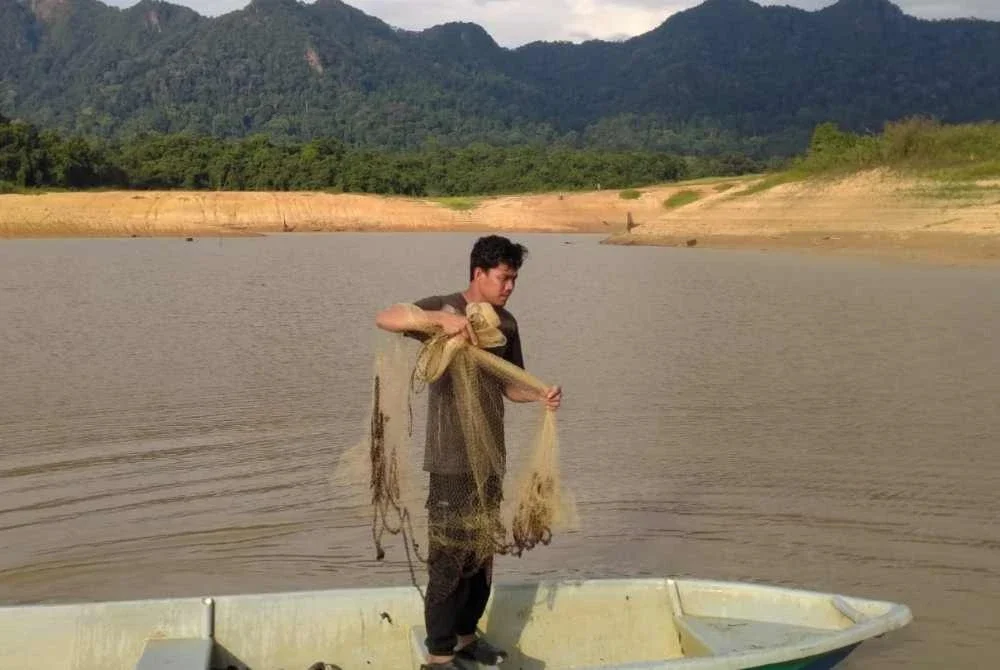 Zulkifli menangkap ikan ketika paras air normal di Tasik Pedu. Foto: Ihsan Zulkifli Azmi