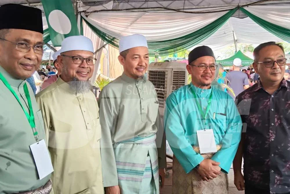 Takiyuddin (kiri) bergambar bersama tetamu yang menghadiri Rumah Terbuka Aidilfitri Pas Kelantan di Dataran Warisan Stadium Sultan Muhammad IV, Kota Bharu pada Sabtu. Foto: HAZELEN LIANA KAMARUDIN