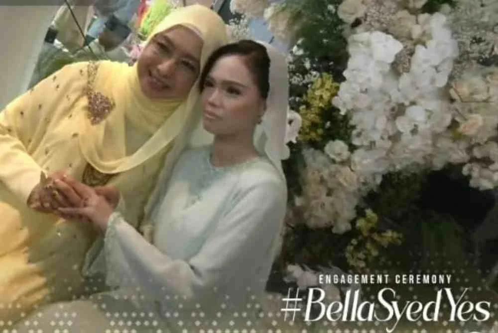 Sharifah Mahani menyarungkan cincin pertunangan ke jari manis Bella dalam majlis pada Sabtu.