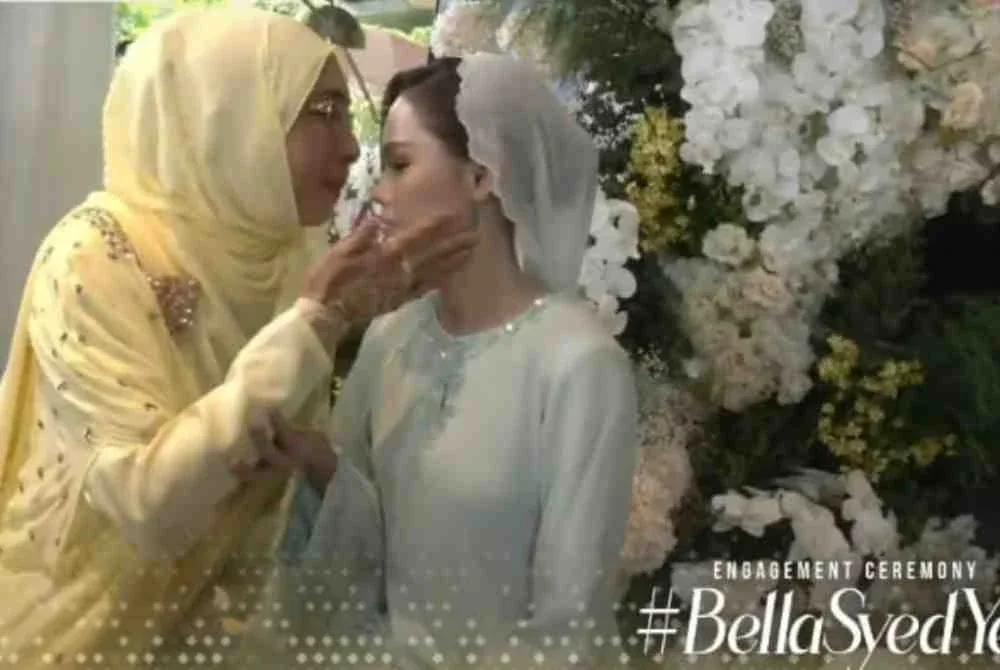 Sharifah Mahani mencium dahi dahi bakal menantunya.