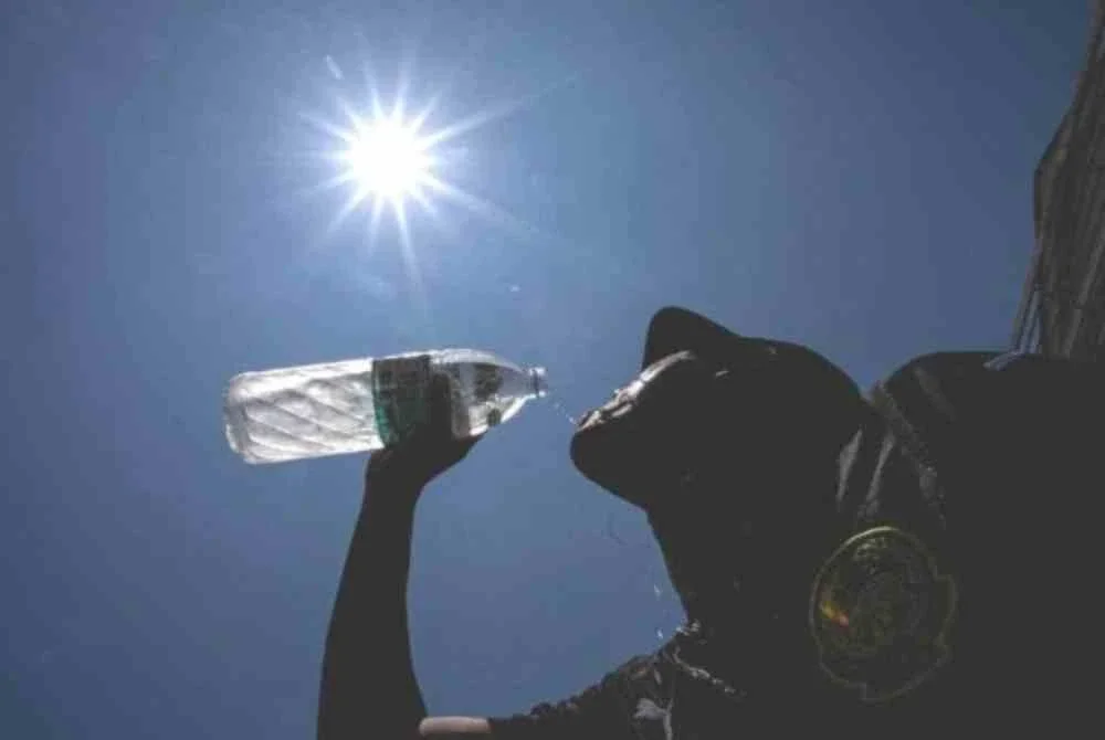 Orang ramai perlu kekal terhidrat dengan meminum air kosong. Gambar hiasan 