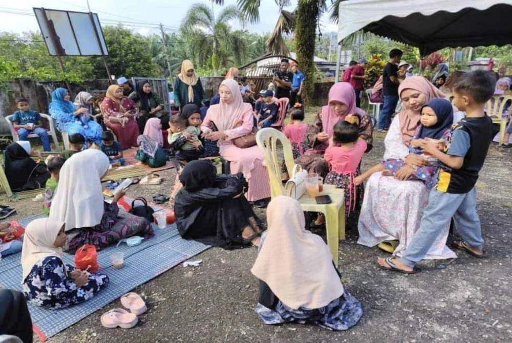 Suasana meriah sepanjang sambutan Raya Enam yang diadakan di Kampung Durian Kassim, Hulu Terengganu.