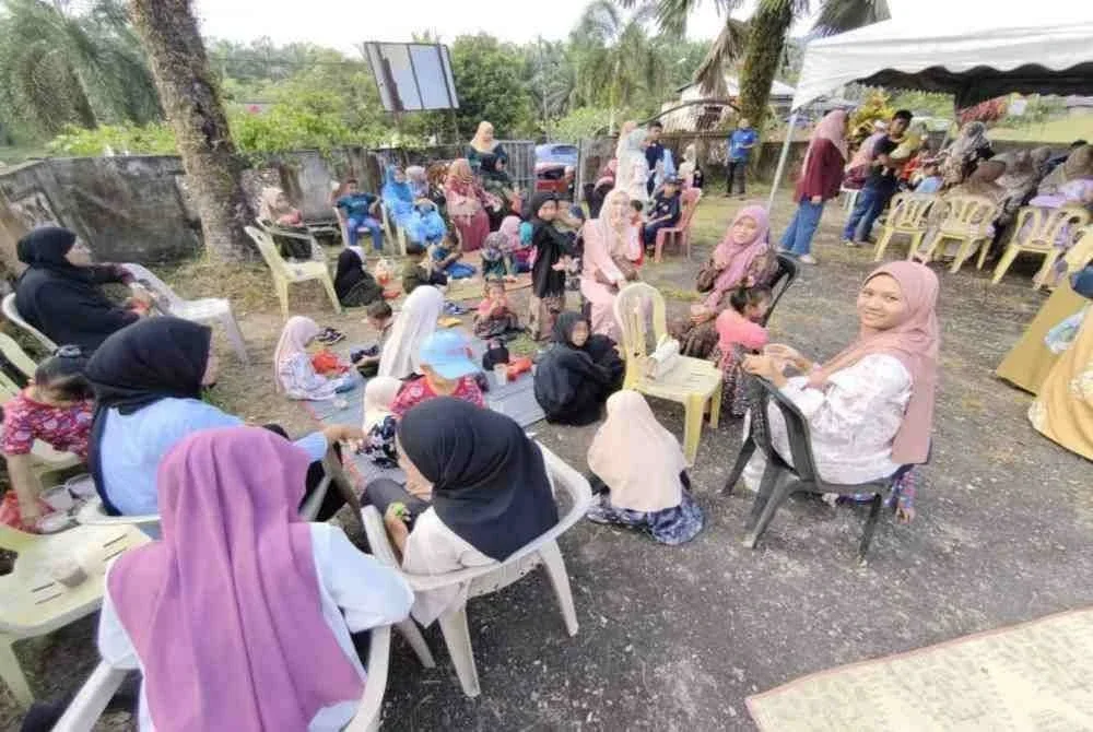 Amalan kunjung mengunjungi semasa sambutan Raya Enam yang diadakan di Kampung Durian Kassim, Hulu Terengganu.