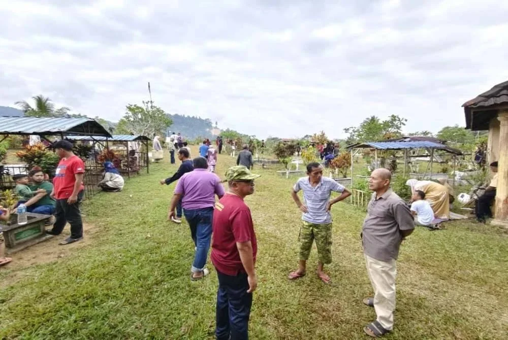 Penduduk kampung sama-sama meraikan sambutan Raya Enam yang diadakan di Kampung Durian Kassim, Hulu Terengganu.
