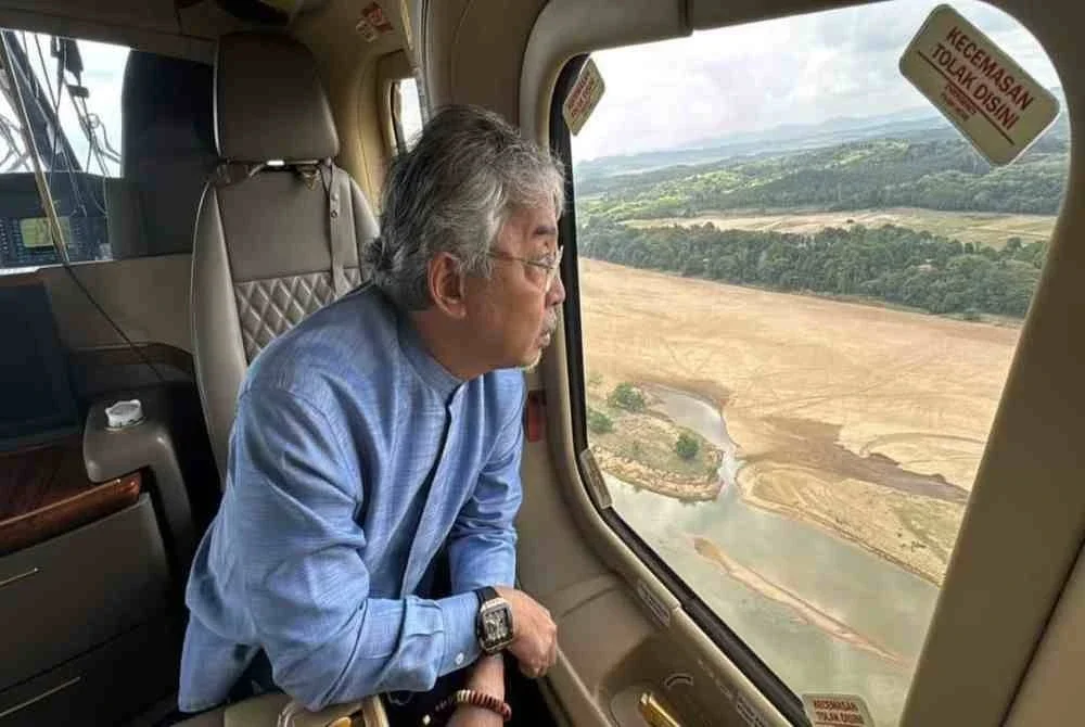 Sultan Pahang Al-Sultan Abdullah Ri'ayatuddin Al-Mustata Billah Shah hari ini berkenan meninjau dari udara keadaan semasa paras air Sungai Pahang berikutan cuaca panas yang melanda negara ini.