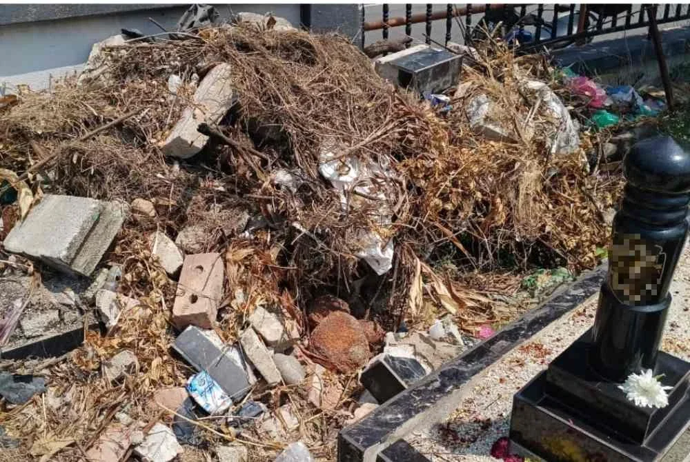 Keadaan di Tanah Perkuburan Islam Jalan Perak yang dicemari dengan sampah dan sisa buangan.