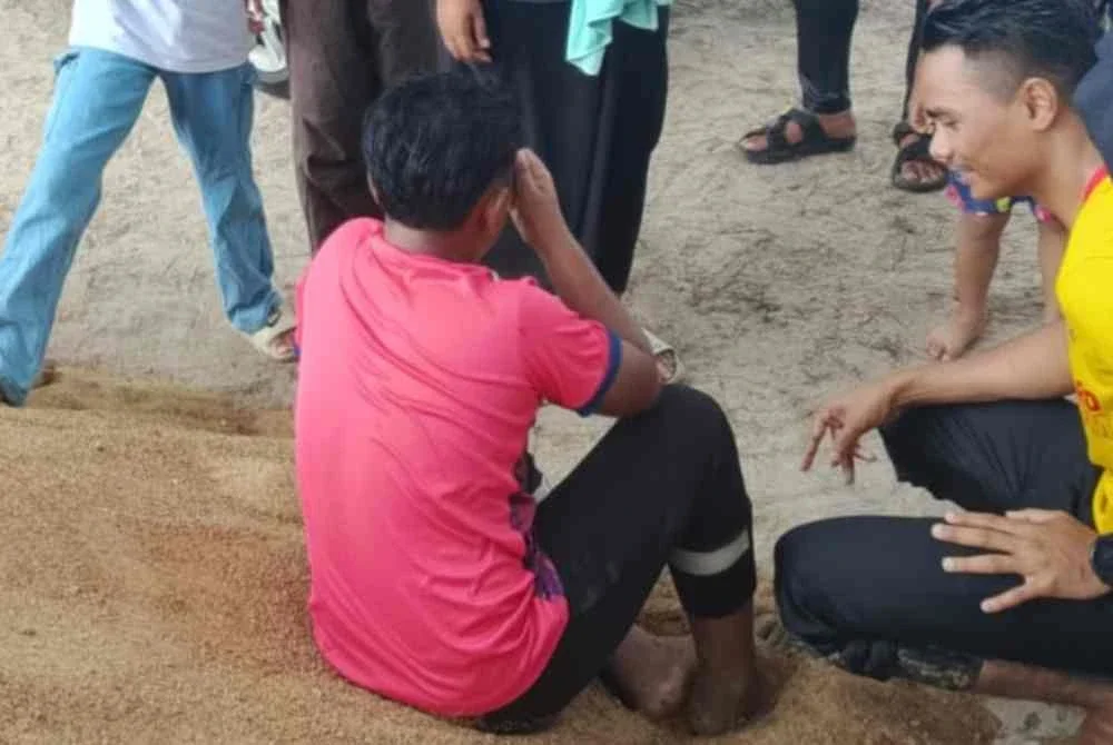 Remaja lelaki yang diselamatkan pasukan penyelamat pantai selepas nyaris lemas ketika mandi di Pantai Sepat di Pekan pada Sabtu. Foto: APM Pekan