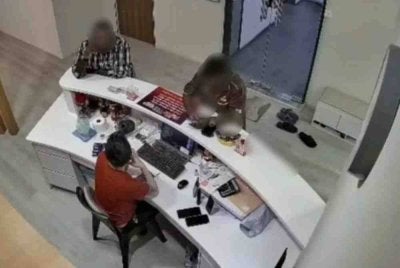 Tangkap layar video rakaman kamera litar tertutup (CCTV) di sebuah pusat urut yang tular di media sosial.