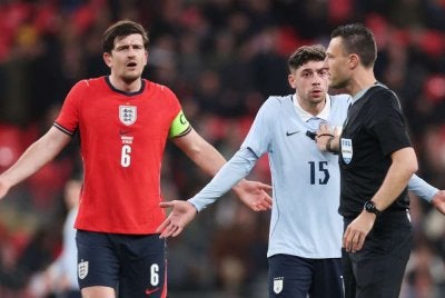 Keputusan pengadil dalam perlawanan antara England dan Uruguay mencetuskan kontroversi.
