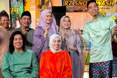 Eda Ezrin (duduk, kanan) bersama Den Manjo (berdiri, kanan) semasa Majlis Pelancaran Lagu 'Saye Abe Sore' dan Sambutan Aidilfitri EHFC di Kota Bharu pada Jumaat. Foto: HAZELEN LIANA KAMARUDIN