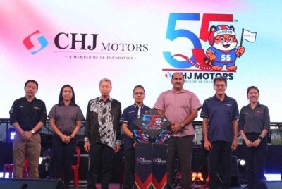 Kok Kean (tiga kiri) bersama tetamu jemputan ketika Sambutan Ulang Tahun ke-55 CHJ Motors di Amanjaya Mall pada Jumaat.