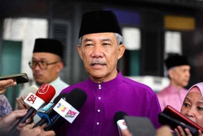 Menteri Luar, Datuk Seri Mohamad Hasan yang juga Ahli Parlimen Rembau bercakap kepada media pada Majlis Rumah Terbuka Aidilfitri di Kampung Tanjung, Rantau hari ini. Foto Bernama