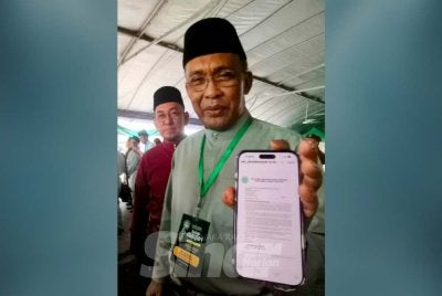 Takiyuddin (tiga,kiri) menunjukkan surat permohonan MIC untuk menyertai PN ketika ditemui pada pada Rumah Terbuka Aidilfitri Pas Kelantan di Dataran Warisan Stadium Sultan Muhammad IV, Kota Bharu pada Sabtu. Foto: HAZELEN LIANA KAMARUDIN