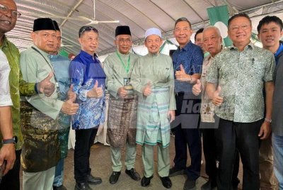 Takiyuddin (tiga dari kiri) bergambar bersama tetamu yang menghadiri Rumah Terbuka Aidilfitri Pas Kelantan di Dataran Warisan Stadium Sultan Muhammad IV, Kota Bharu pada Sabtu. Foto: HAZELEN LIANA KAMARUDIN