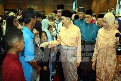 Hajiji beramah mesra dengan pengunjung yang hadir pada majlis Rumah Terbuka Sempena Hari Raya Aidilfitri di SICC, Kota Kinabalu.
