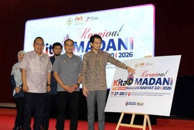 Muhammad Kamil (kanan) menyempurnakan gimik perasmian Program Satelit: Karnival Kita MADANI X Program MADANI Rakyat 2.0 Santuni Komuniti Tanjung Rambutan di Institut Latihan Kementerian Kesihatan Malaysia (ILKKM) Sultan Azlan Shah pada Sabtu.