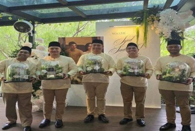 Dulang boys termasuk Adam (dua, kanan) membawa hantaran 'rare' dari Syed Saddiq untuk Bella. Foto: Facebook Adam Mohd Muhayeddin