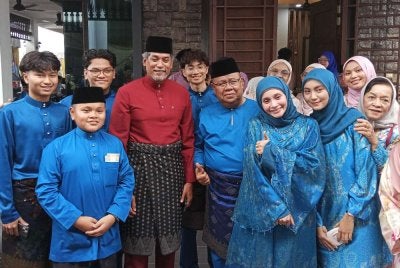 Khairy (tengah) ketika hadir di Majlis Rumah Terbuka Setiausaha Kerja UMNO di Benut, pada Sabtu.