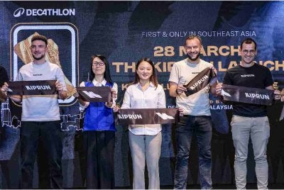 Hannah (tengah) ketika hadir pada majlis pelancaran kasut larian jenama terbaharu Decathlon, Kiprun. Foto Bernama