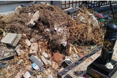 Keadaan di Tanah Perkuburan Islam Jalan Perak yang dicemari dengan sampah dan sisa buangan.