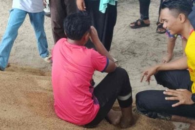 Remaja lelaki yang diselamatkan pasukan penyelamat pantai selepas nyaris lemas ketika mandi di Pantai Sepat di Pekan pada Sabtu. Foto: APM Pekan