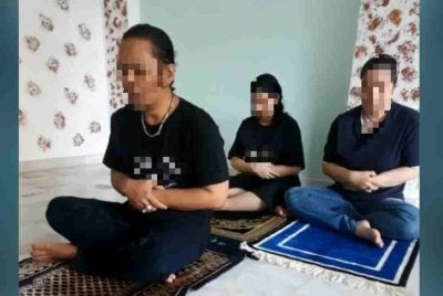Tangkap layar video TikTok @ratunurputriratubalqis memaparkan kaedah solat sunat secara berjemaah yang didakwa menimbulkan keraguan.