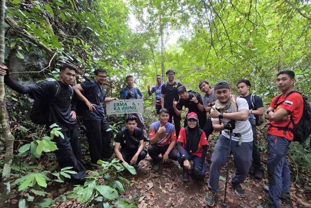 Nurul Ashikin bersama pendaki yang pernah mendapat khidmatnya sebagai 'guide'. - Foto: Nurul Ashikin