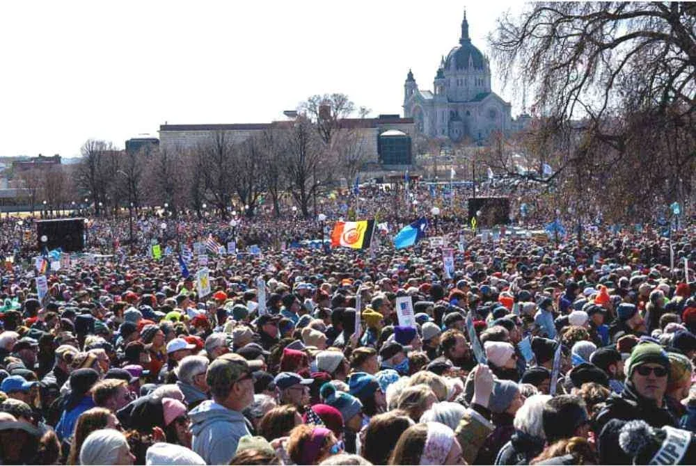 Penunjuk perasaan berhimpun dalam himpunan 'No Kings' di luar bangunan Capitol negeri di St Paul, Minnesota pada Sabtu. Foto Agensi