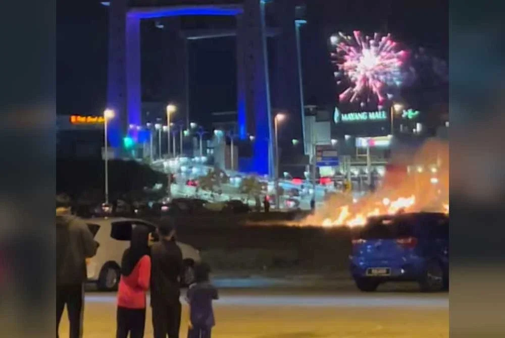 Tangkap layar video tular menunjukkan kawasan dataran di Jambatan Angkat, Kuala Terengganu yang terbakar akibat aktiviti bermain mercun dan bunga api.