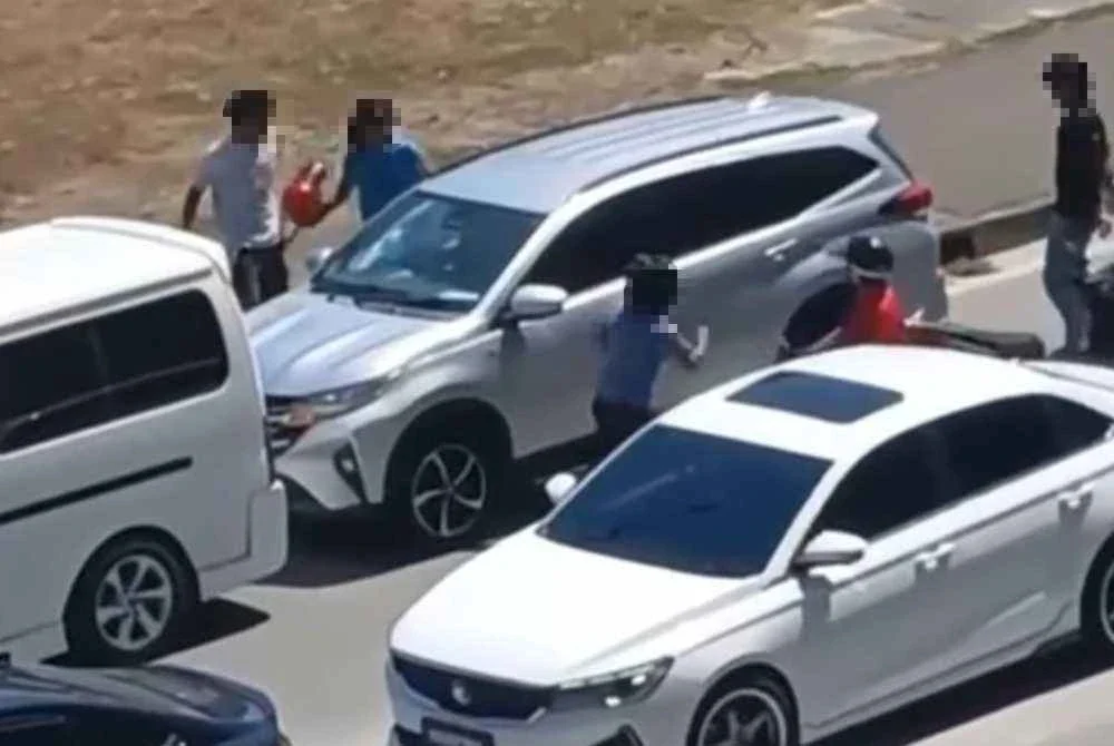 Sekumpulan lelaki bertindak agresif terhadap sebuah kenderaan di tepi jalan pusat bandar Kota Kinabalu.