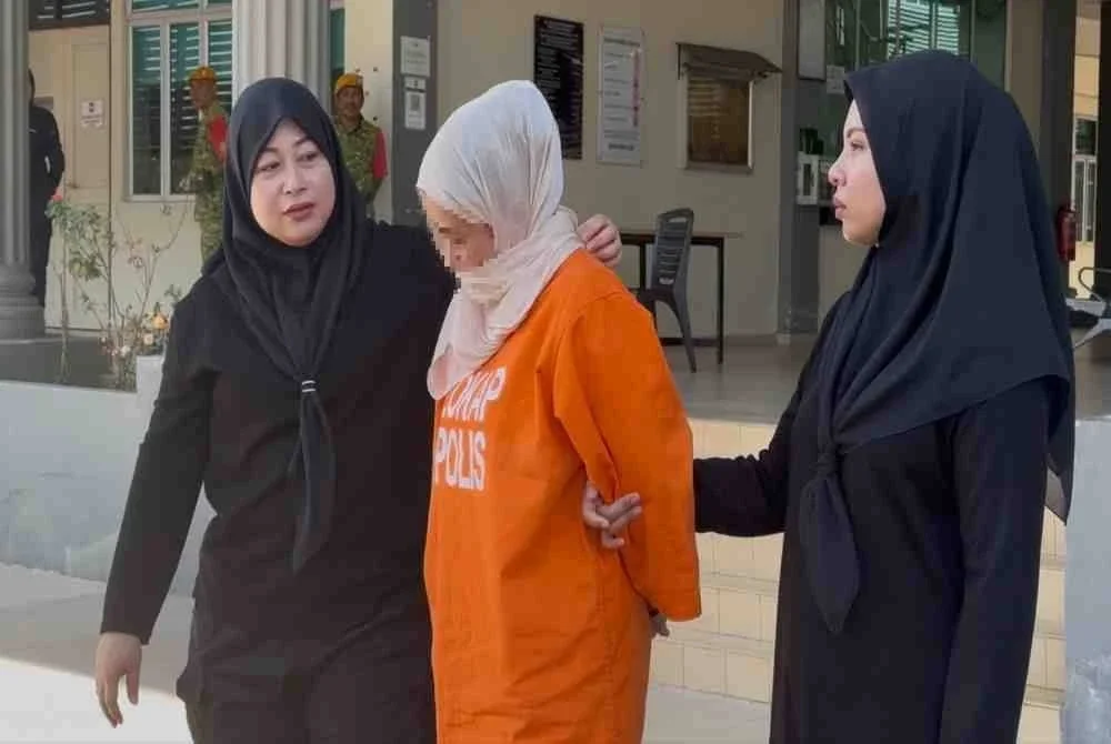 Pemilik gerai mercun (tengah) yang dibawa ke Mahkamah Pasir Mas bagi mendapatkan perintah tahanan reman sebelum ini. 