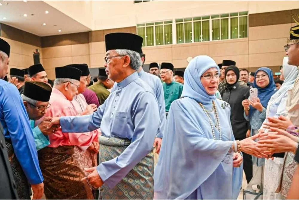 Al-Sultan Abdullah bersama Tengku Ampuan Pahang Tunku Azizah Aminah Maimunah Iskandariah berkenan menyantuni rakyat ketika berangkat ke Jamuan Hari Raya Aidilfitri Parlimen Bera dan KOSMA di Dewan Majlis Daerah Bera pada Sabtu.