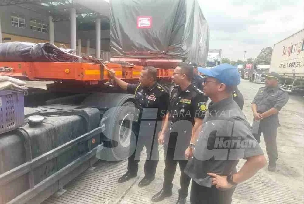 Shamsul Nizam (kiri) semasa membuat tinjauan di Kompleks Imigresen, Kastam, Kuarantin dan Keselamatan (ICQS) Bukit Kayu Hitam, pada Ahad.