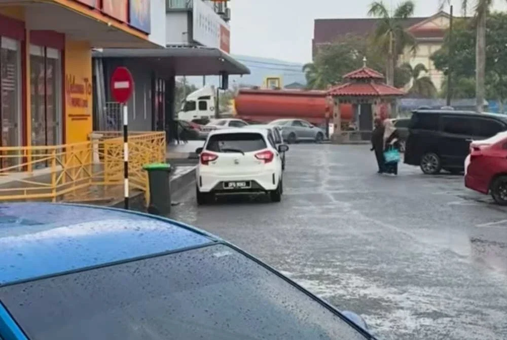 Gambar yang dikongi Mahdzir di media sosial.