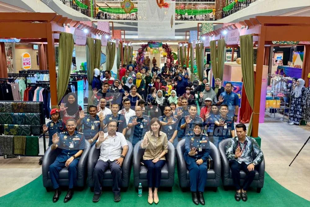 Sandrea (duduk, tengah) ketika Program Kesedaran Keselamatan Awam bersempena Program Satelit Program Madani Rakyat anjuran JBPM Perak di AEON Mall Kinta City di Ipoh pada Ahad.