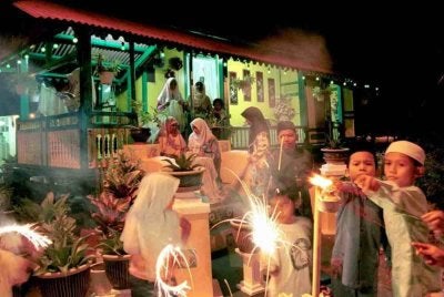 Aidilfitri mengingatkan tentang kekuatan sebenar Malaysia bukan pada kepelbagaian etniknya, tetapi keupayaan masyarakatnya untuk berkongsi ruang kehidupan dengan penuh hormat dan keakraban. Gambar hiasan 