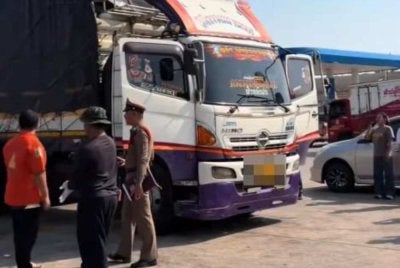 Seorang lelaki meninggal dunia ketika menunggu untuk mengisi minyak di sebuah stesen minyak di Thailand. Foto Facebook