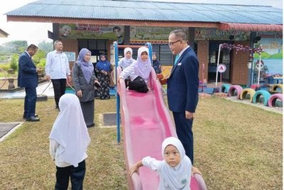 Kamsah (kanan) ketika meninjau sesi persekolahan di SK Bukit Tumbuh di Kuala Nerus pada Ahad.