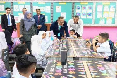 Kamsah (berdiri, dua dari kanan) ketika meninjau sesi persekolahan di SK Bukit Tumbuh di Kuala Nerus, pada Ahad.