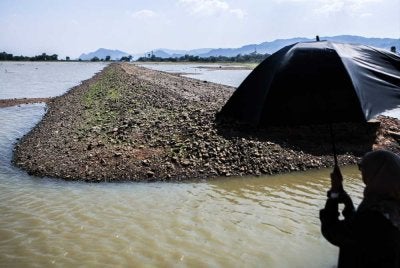 Cuaca panas Tahap 2 atau gelombang haba merujuk kepada suhu maksimum harian antara 37 hingga 40 darjah Celcius manakala Tahap 1 antara 35 hingga 37 darjah Celcius. Foto fail Bernama