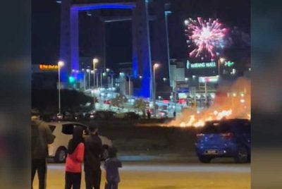 Tangkap layar video tular menunjukkan kawasan dataran di Jambatan Angkat, Kuala Terengganu yang terbakar akibat aktiviti bermain mercun dan bunga api.