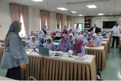 Abdul Rahim mengadakan lawatan di Sekolah Menengah Kebangsaan (SMK) Sultanah Asma, di sini pada Ahad.