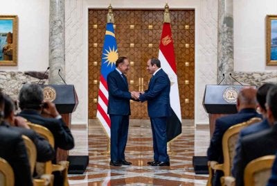Anwar bersama Abdel Fattah El-Sisi ketika sidang media di Istana Al-Ittihadiya, Kaherah Mesir pada 10 November 2024. Foto Facebook Anwar Ibrahim