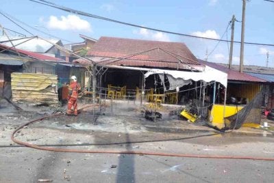 Keadaan gerai mercun di Wakaf Che Yeh yang terbakar. Foto JBPM Kelantan