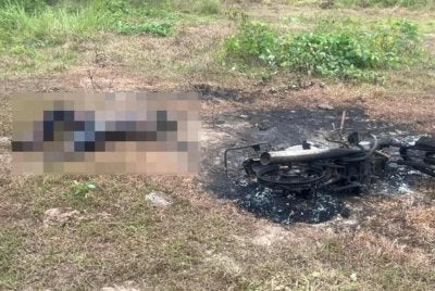 Mayat lelaki ditemukan rentung bersama motosikal di sebuah ladang di Kulim. Foto PDRM