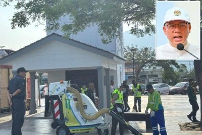 Pesalah buang sampah melaksanakan PKM. Gambar kecil: Kor Ming
